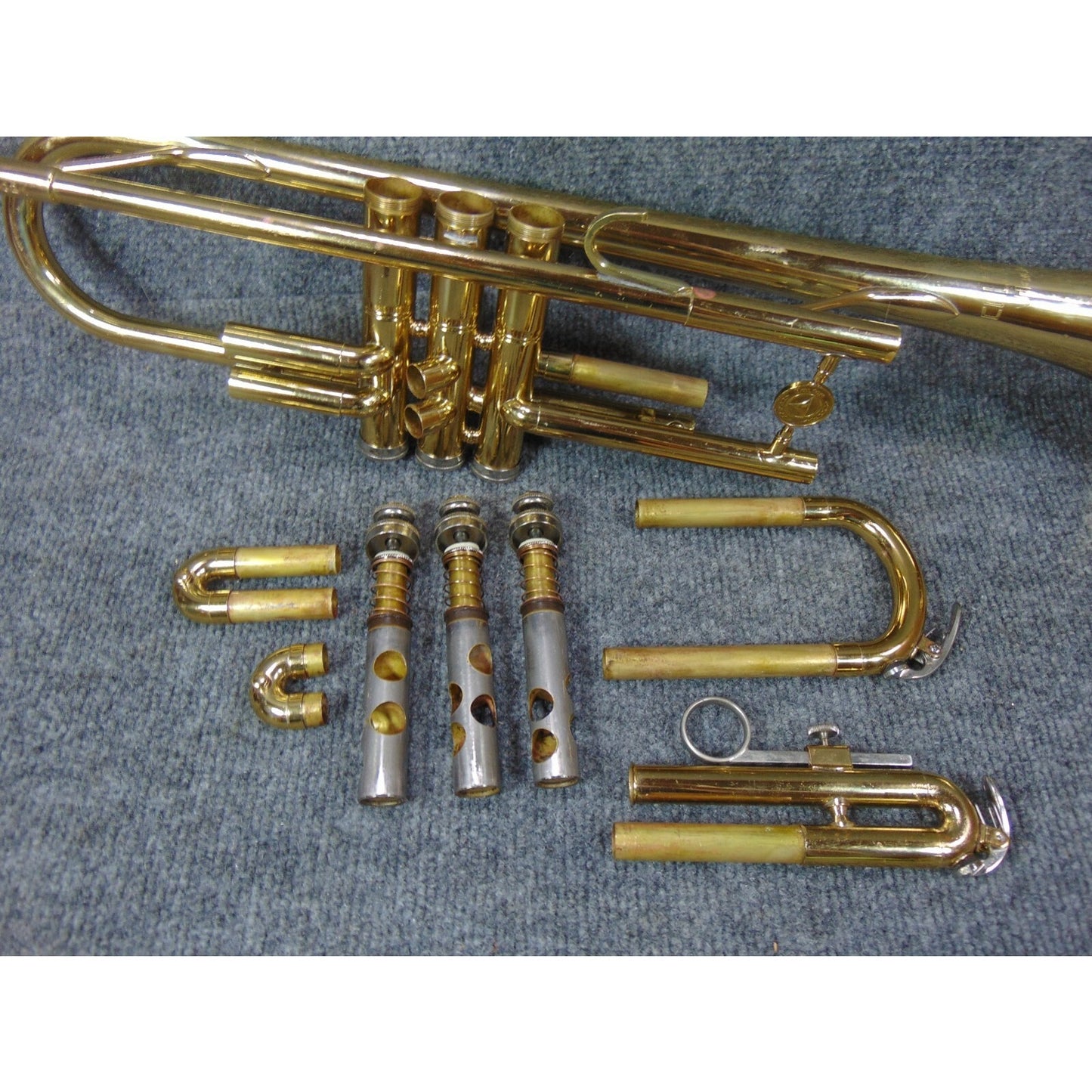 Holton Beginner Student Trumpet Ready to Play Case, Mouthpiece & Care Kit