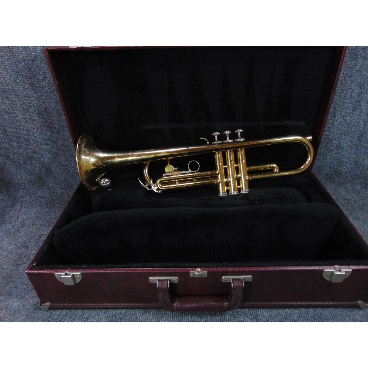 Holton Beginner Student Trumpet Ready to Play Case, Mouthpiece & Care Kit