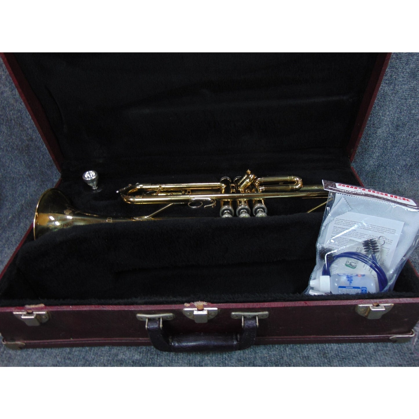Holton Beginner Student Trumpet Ready to Play Case, Mouthpiece & Care Kit