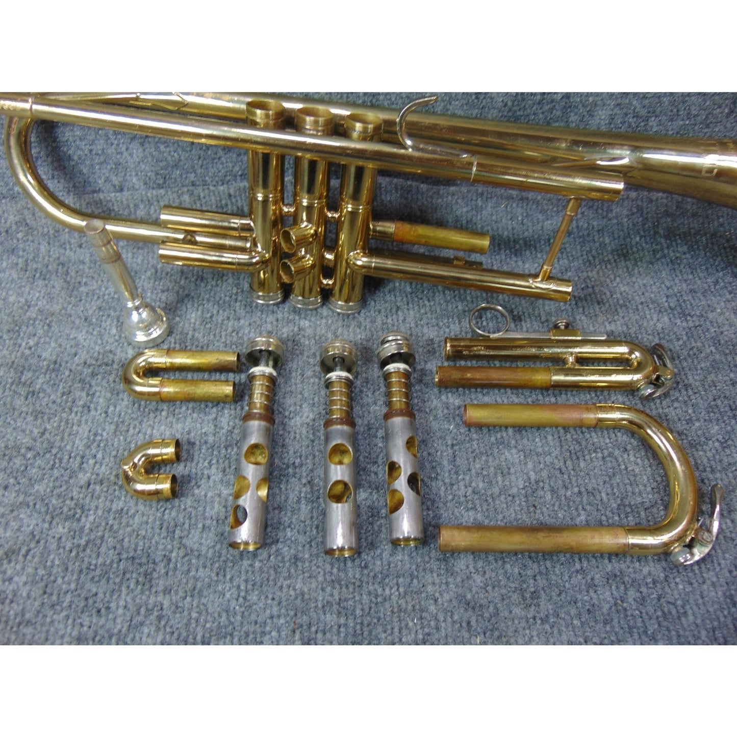 Holton Beginner Student Trumpet Ready to Play Case, Mouthpiece & Care Kit